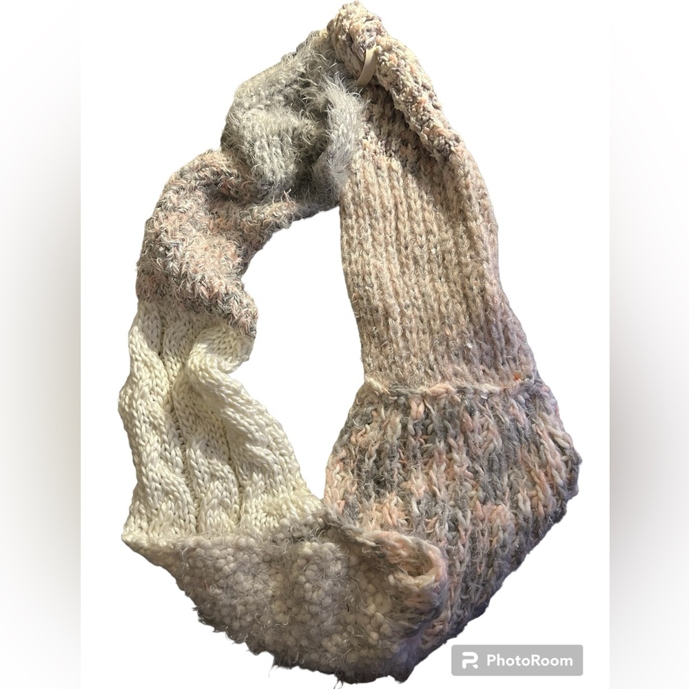 🏁Sonoma Lifestyle Infinity Loop Scarf NWT Pink , Gray & white very fluffy